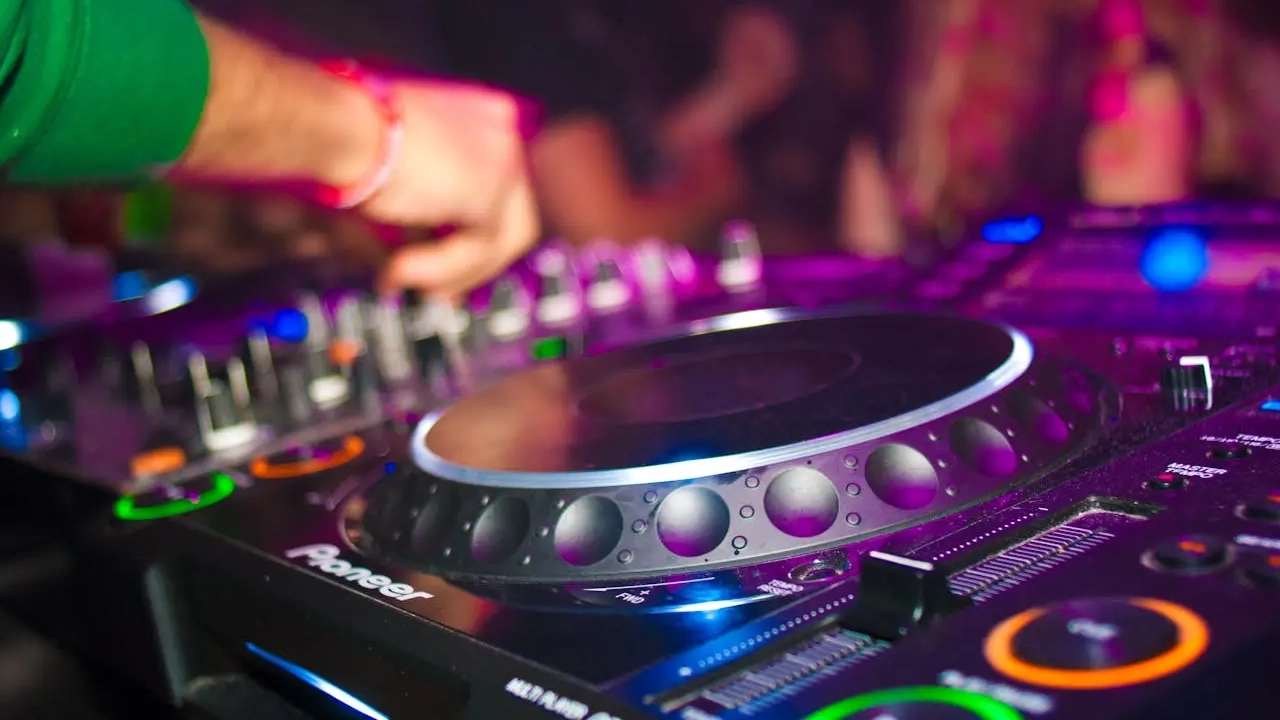 DJ